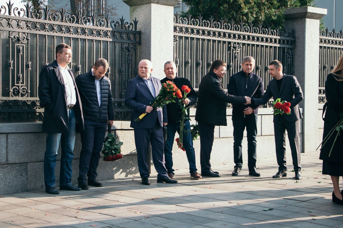 Среди присутствующих можно было увидеть большое количество экс-министров и народных депутатов