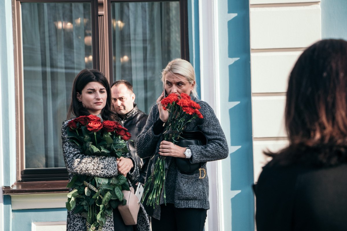 Все присутствующие с искренней скорбью проходили в зал Клуба Кабмина