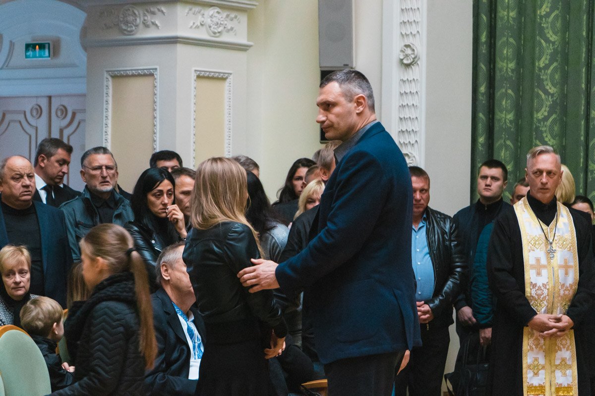 Позже на церемонию также прибыли мэр Киева Виталий Кличко, экс-глава Кабмина Владимир Гройсман и глава МВД Арсен Аваков