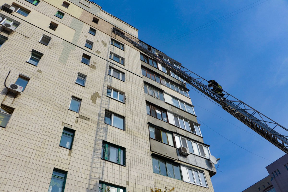 Спасатели попали внутрь около 12:00, и при помощи пожарной лестницы полностью справились со стихией Спасатели попали внутрь около 12:00, и при помощи пожарной лестницы полностью справились со стихией