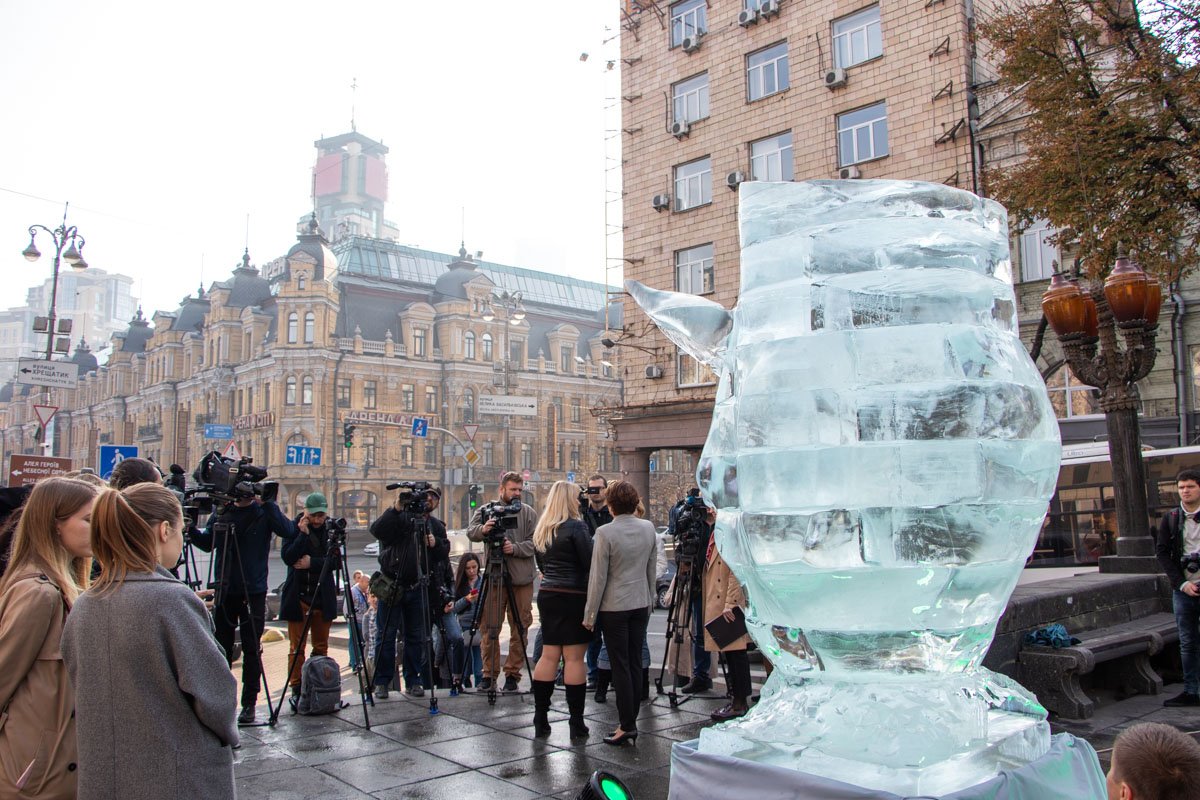В центре Киева на месте Синей руки появилась тающая рысь
