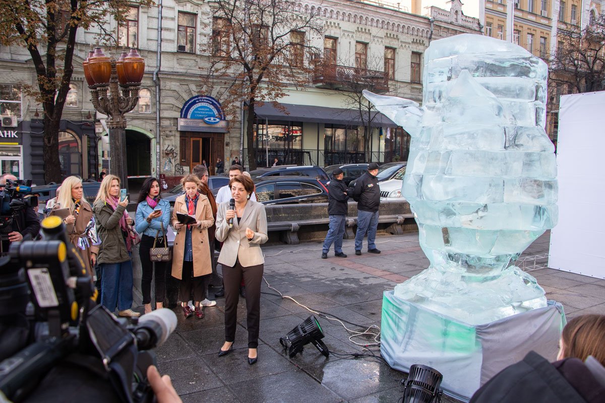 По задумке авторов скульптуры, она будет таять и исчезать на глазах