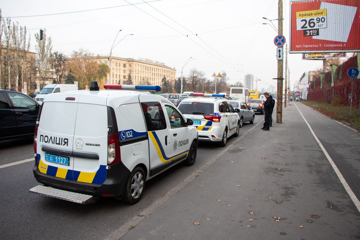 В салоне находился мужчина, который представился таксистом