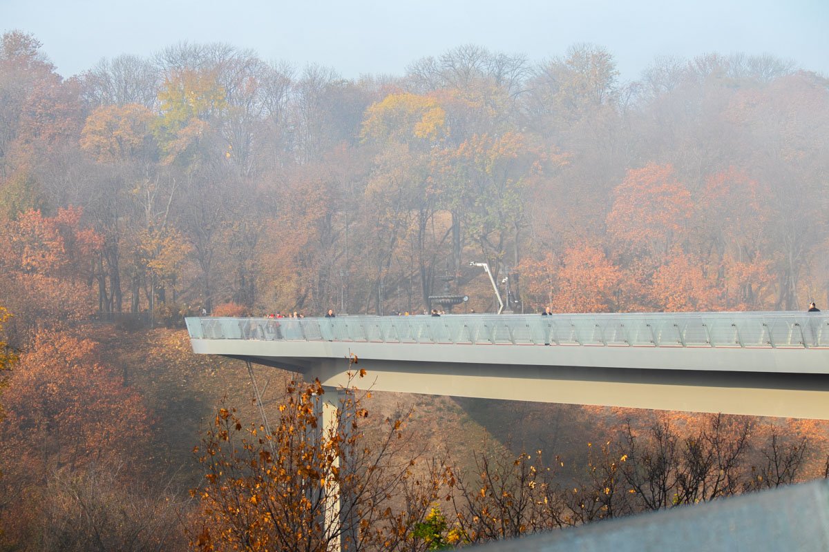 Также к Владимирской горке можно попасть, пройдя по новому скандальному пешеходному мосту