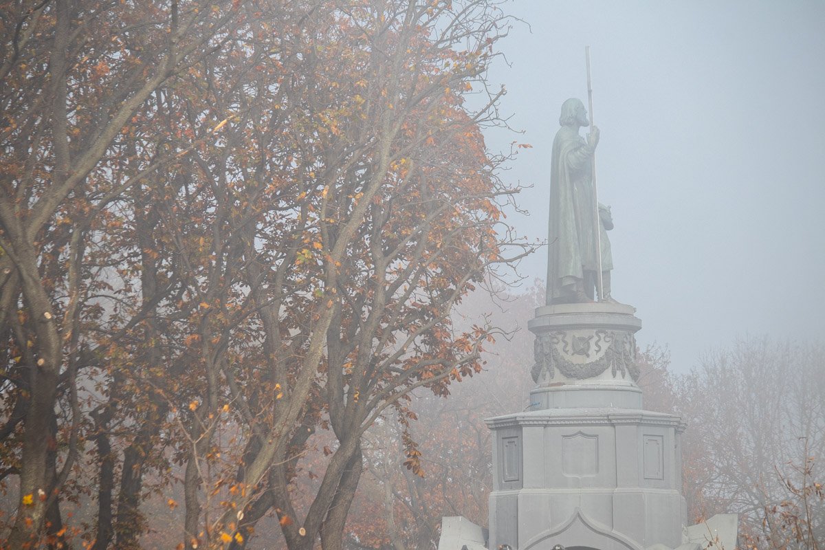 Кроме памятника Владимиру, там есть и другие скульптуры, это творчество киевских мастеров 1980—1990-х годов