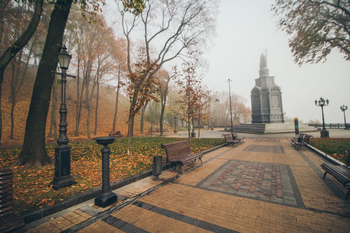 В этом году осень с ее характерными редкими лучами солнца и первыми морозами в Киеве кратковременна и вскоре ее заступит старшая белоснежная сестра.