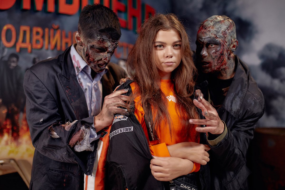 Гостей угощали роллами и напитками, а "изюминкой" вечера (кроме фильма) стала фотозона с двумя зомби