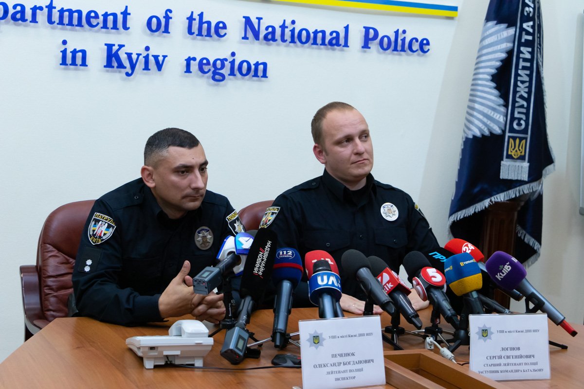 Патрульные, чей экипаж остановил Lanos по ориентировке. Водитель сообщил, где высадил женщину с похищенным ребенком