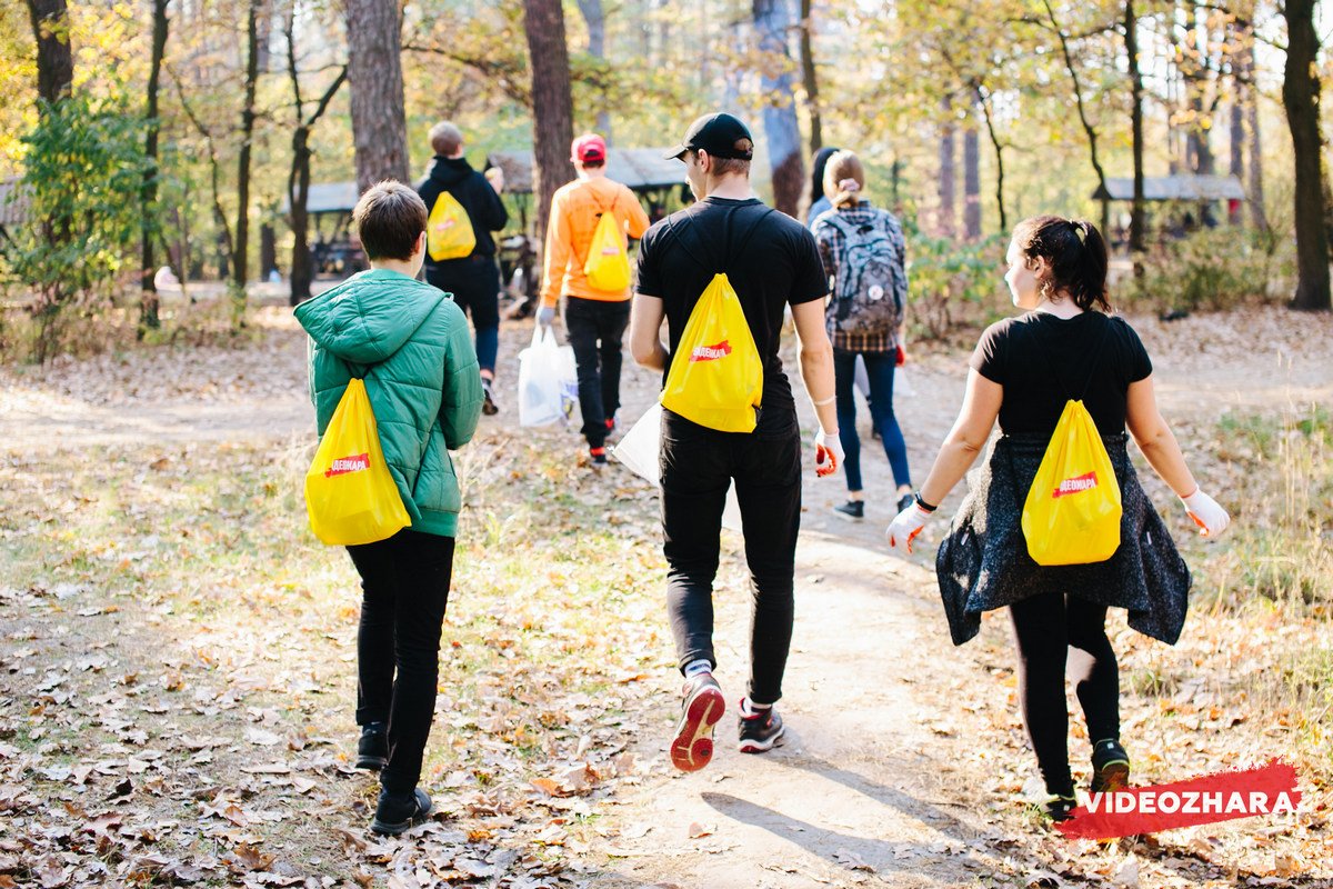 После окончания уборки все участники получили рюкзаки, стикерпаки и значки После окончания уборки все участники получили рюкзаки, стикерпаки и значки