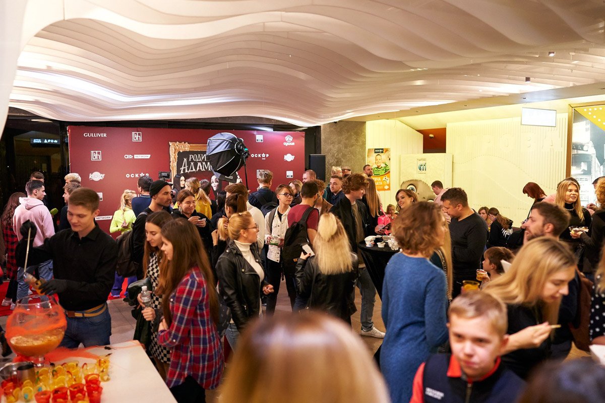 Гостей угощали сушами и напитками, а зал был декорирован под Halloween и атмосферу фильма в целом Гостей угощали сушами и напитками, а зал был декорирован под Halloween и атмосферу фильма в целом