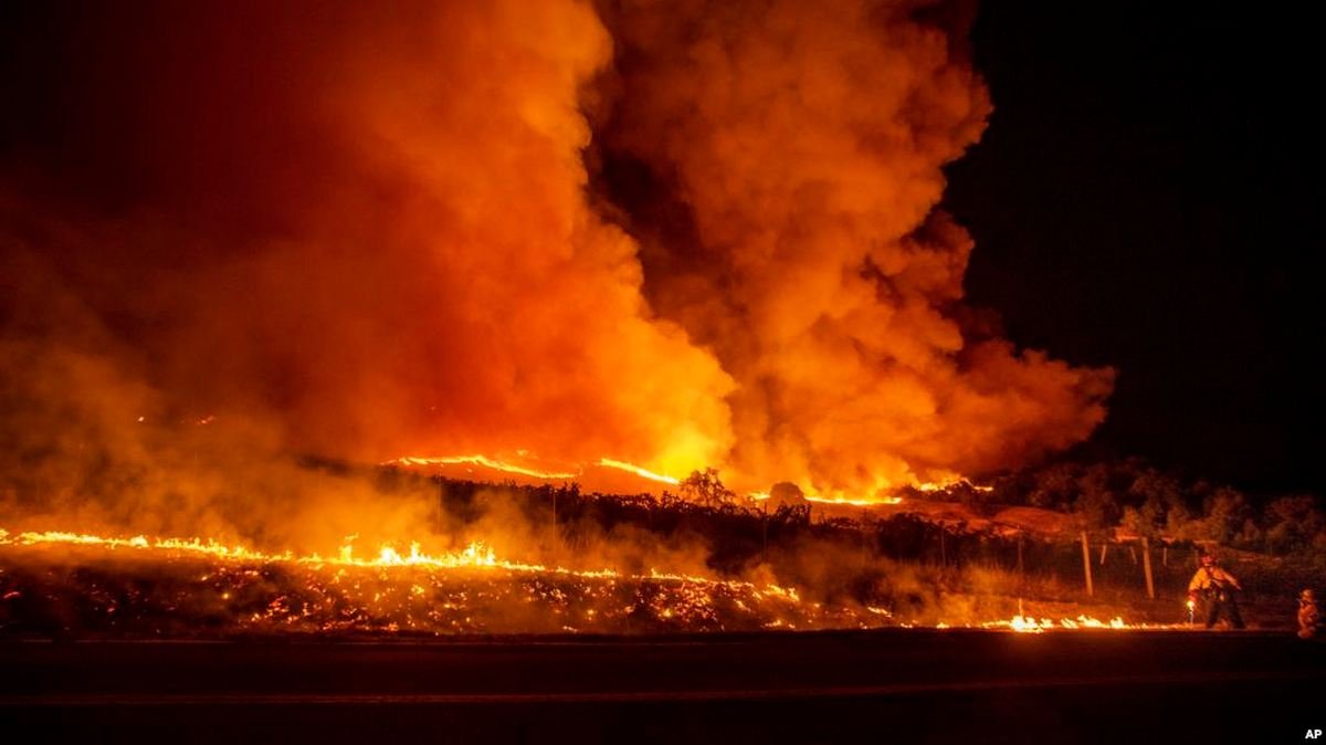 Пожары в Калифорнии привели к пропаже электричества в сотнях тысяч домов Пожары в Калифорнии привели к пропаже электричества в сотнях тысяч домов