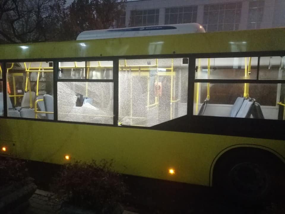 В центре Киева группа людей забросали камнями автобусы с футбольными болельщиками В центре Киева группа людей забросали камнями автобусы с футбольными болельщиками