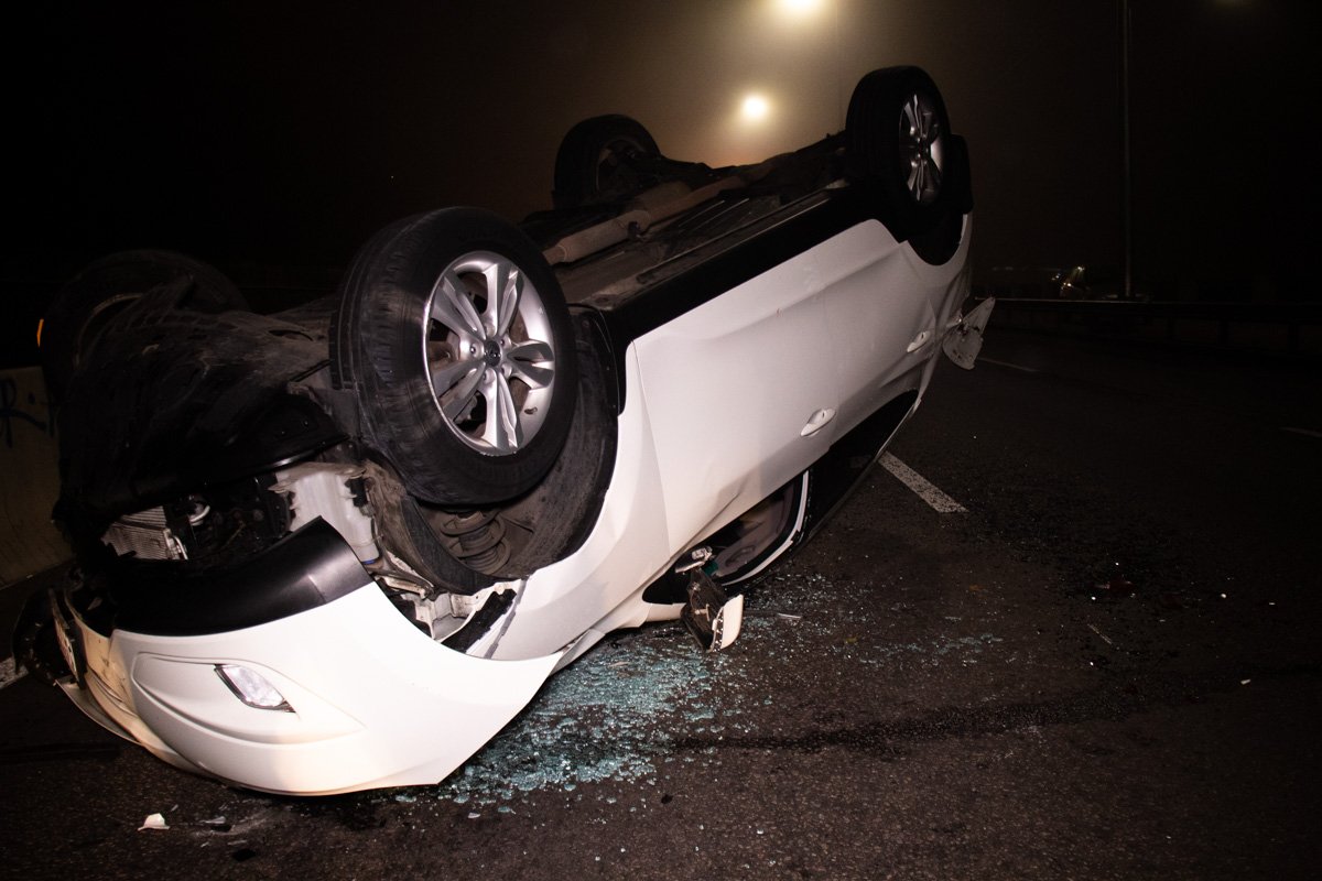 В ночь на 25 октября в Киеве на Набережном шоссе произошло ДТП с опрокидыванием В ночь на 25 октября в Киеве на Набережном шоссе произошло ДТП с опрокидыванием