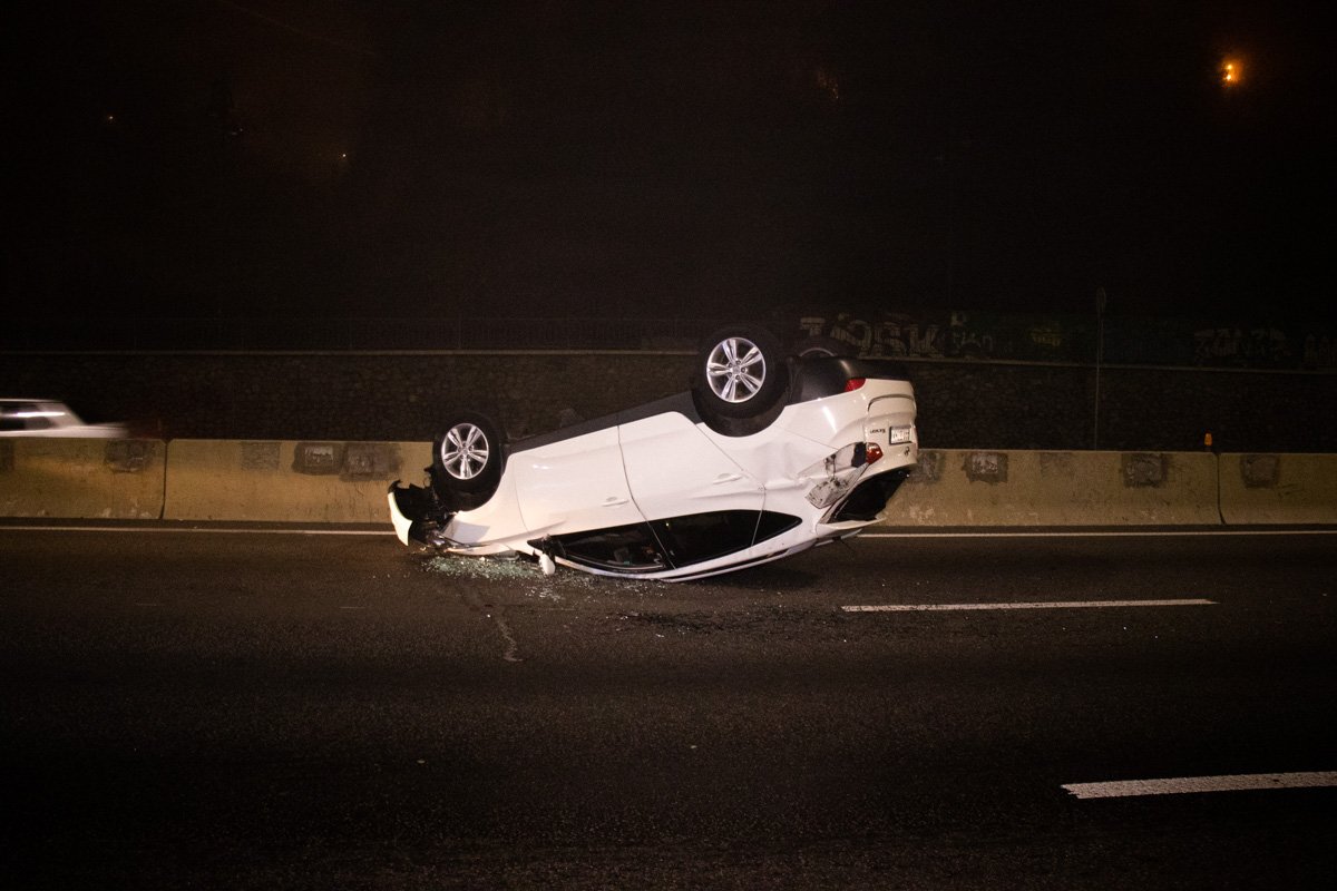 На проезжей части перевернулся Hyundai Tucson На проезжей части перевернулся Hyundai Tucson