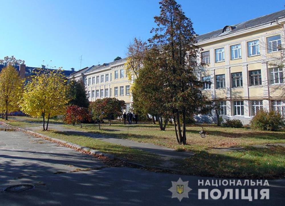 В Киеве мужчина с ножом изнасиловал студентку возле метро 1