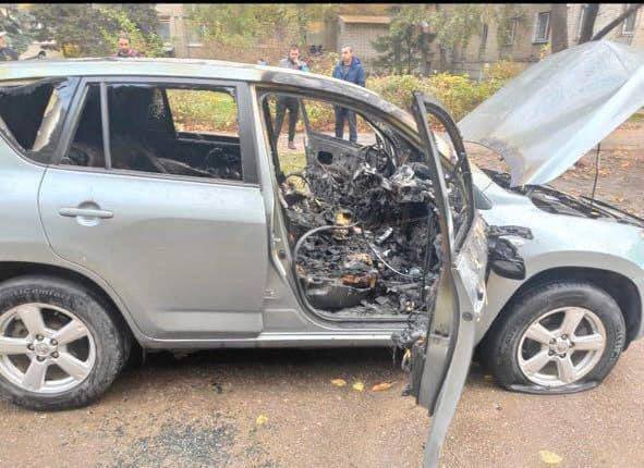 Автомобиль стрелков, который они бросили недалеко от места преступления Автомобиль стрелков, который они бросили недалеко от места преступления