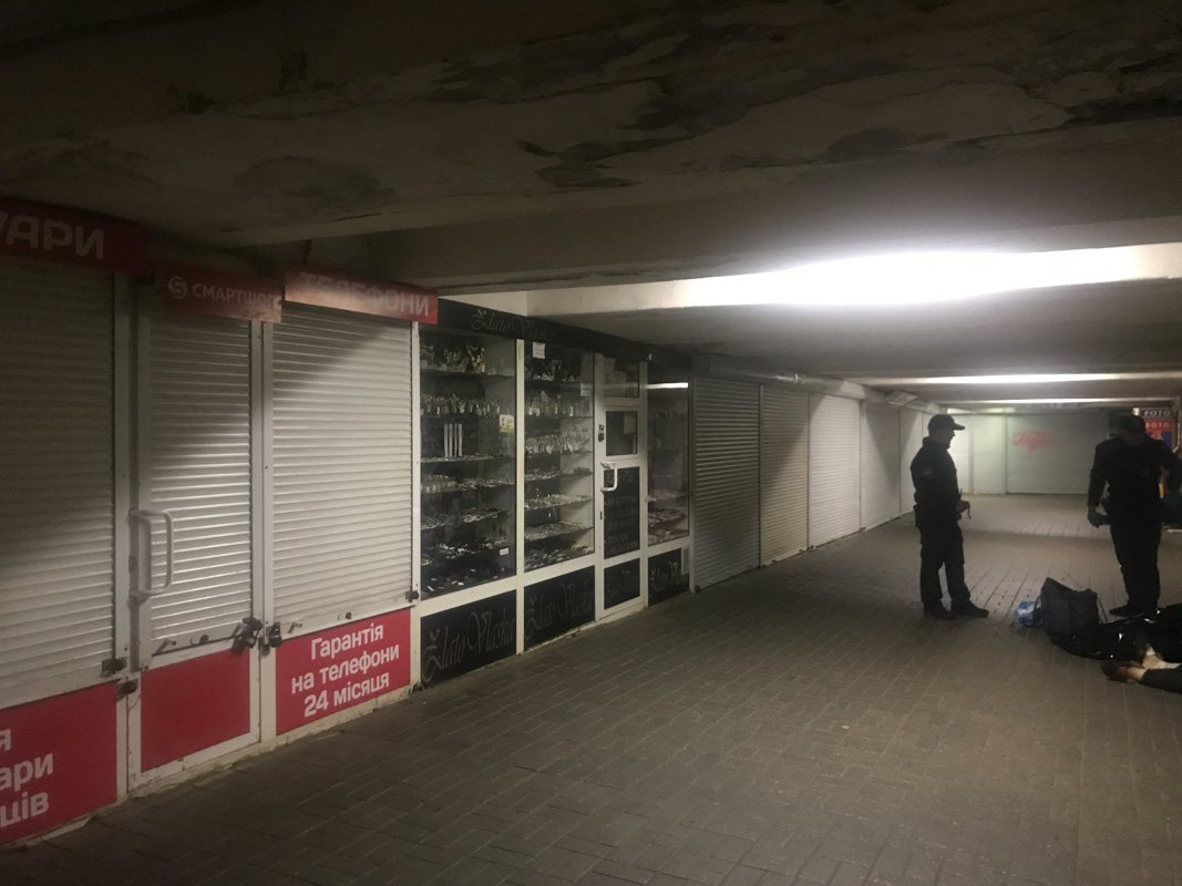 Предположительно, она ночевала в этом переходе 