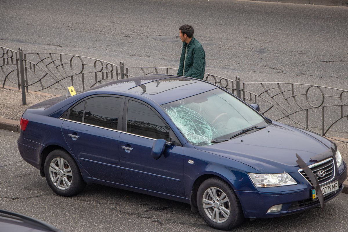 Пешеход перебегала дорогу в неположенном месте 