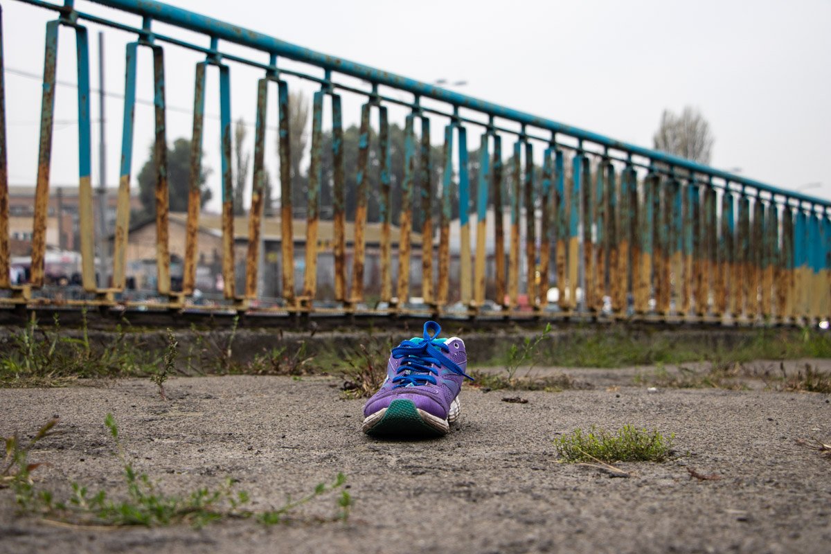 Один кроссовок сбитой забросило на мост 