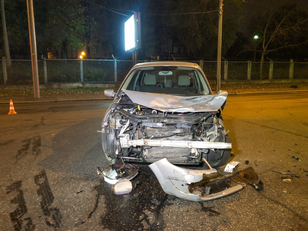 В Киеве по адресу улица Юрия Ильенко 52а  произошло ДТП с участием двух автомобилей и мотоцикла