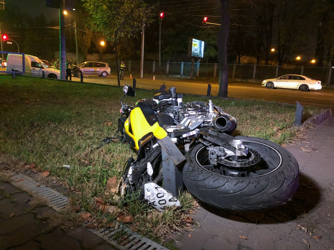 На мотоцикле были два молодых человека 