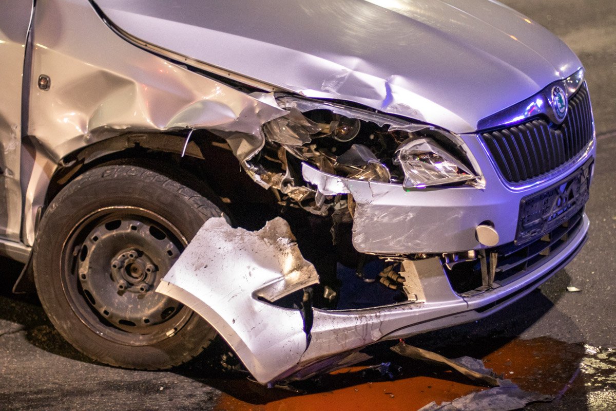 Skoda начала поворачивать налево, на улицу Брацлавскую