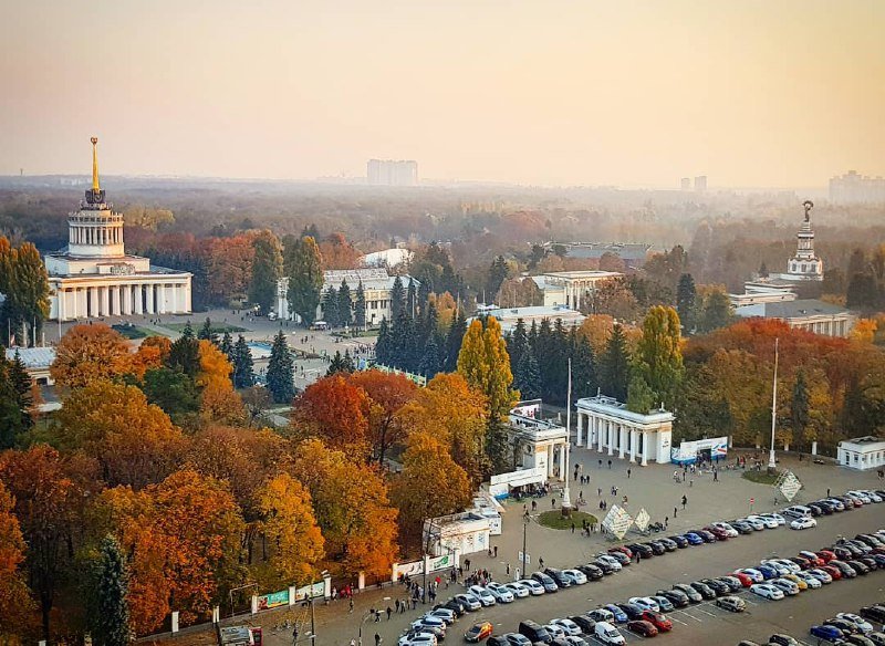Осенний ВДНГ и несколько свободных парковочных мест. Фото: @mysokol