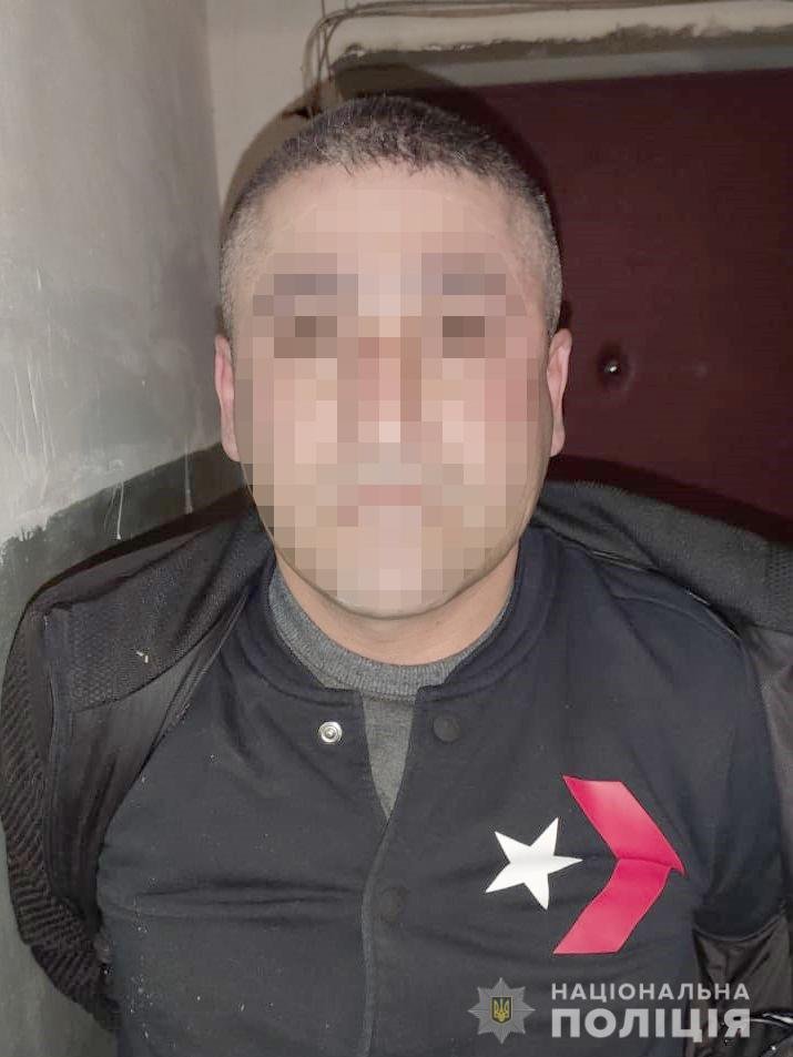 В Киеве мужчина позвал иностранцев в баню и отравил их там В Киеве мужчина позвал иностранцев в баню и отравил их там