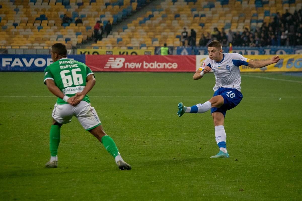 Виталий Миколенко играет без замен на левом фланге обороны уже много игр подряд