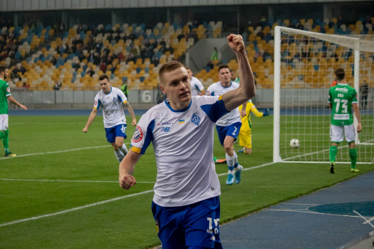 Виктор Цыганков радуется забитому партнером голу