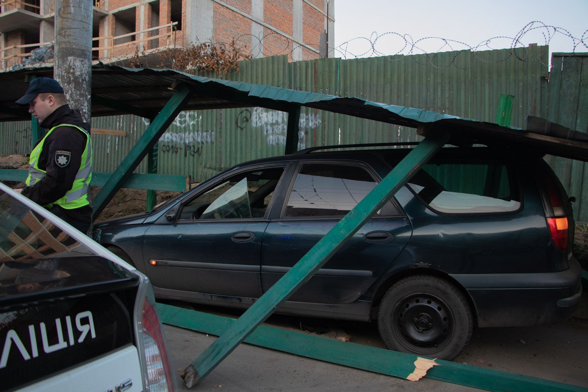 В воскресенье, 27 октября, в Киеве на улице Вадима Гетьмана произошла авария с участием автомобиля Renault В воскресенье, 27 октября, в Киеве на улице Вадима Гетьмана произошла авария с участием автомобиля Renault