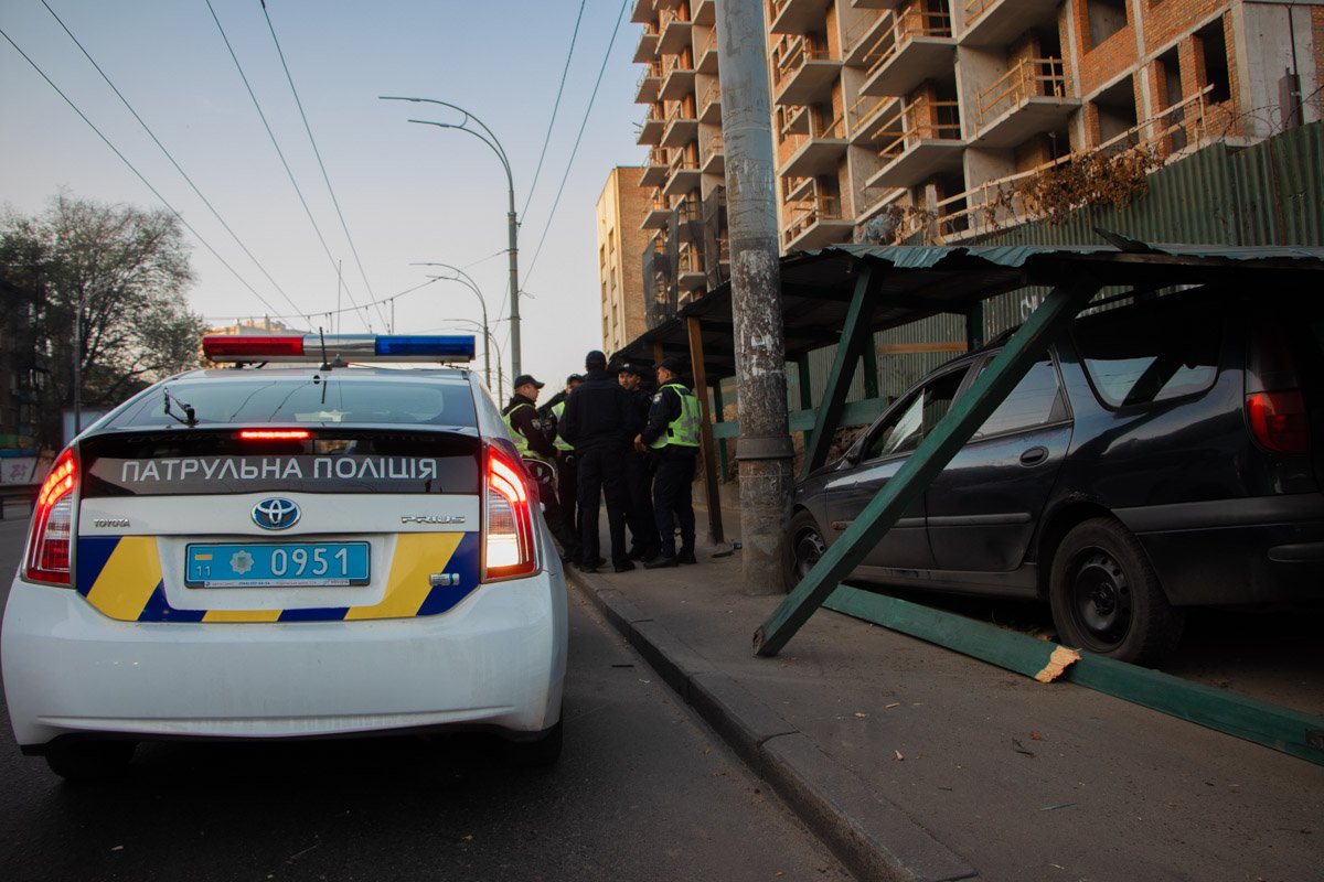 Машина въехала в строительное ограждение, снесла его часть и застряла между ним и столбом Машина въехала в строительное ограждение, снесла его часть и застряла между ним и столбом