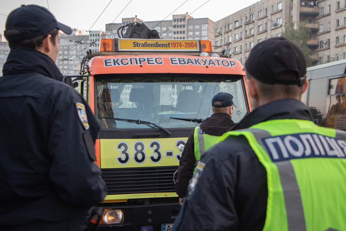 Автомобиль с большими затруднениями погружали на эвакуатор Автомобиль с большими затруднениями погружали на эвакуатор