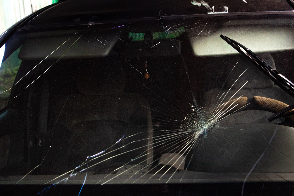 В Киеве женщина на Renault снесла строительное ограждение ЖК Genesis и застряла 8