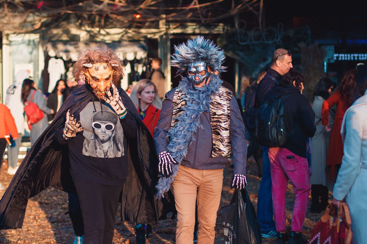 19 павильон ВДНГ заполнился большим количеством счастливых людей с лучезарными улыбками (или не улыбками)