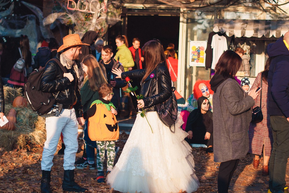 Зайдя на территорию павильона, каждый погружался в атмосферу сразу двух праздников - Дня рождения барахолки и Halloween