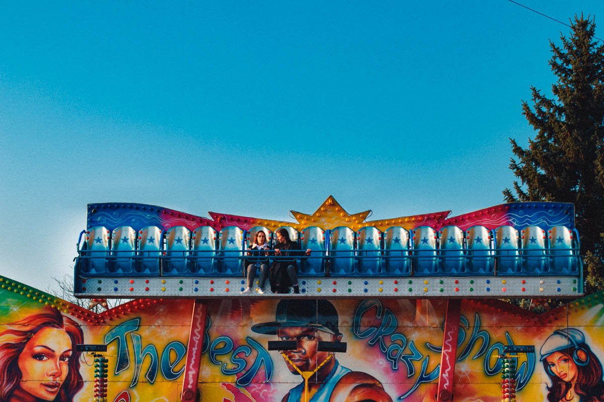 Гости могли посетить комнату страха, покататься на аттракционах или посмотреть старые черно-белые фильмы ужасов