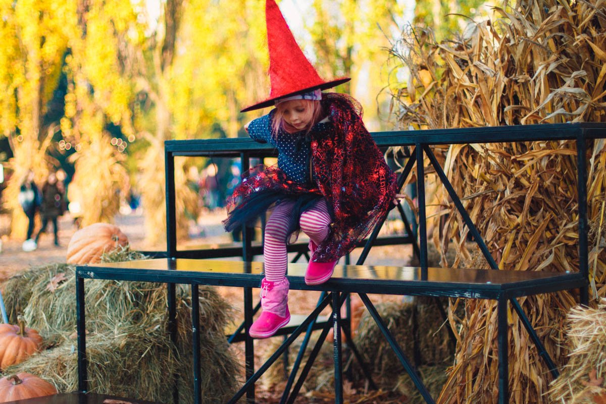 А потому ни один человек не остался без кусочка тортика и праздничного колпака на своей голове (у кого-то ведьминского)