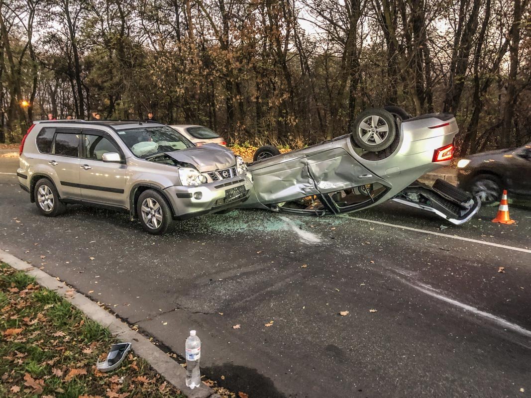 От удара Skoda перевернулся на крышу От удара Skoda перевернулся на крышу