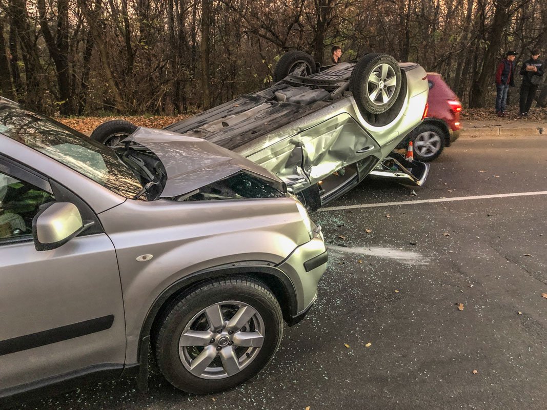 Стекла перевернутого авто разлетелись по проезжей части Стекла перевернутого авто разлетелись по проезжей части
