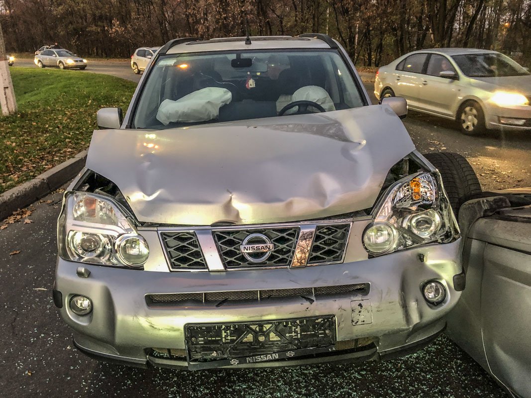 У Nissan смят капот от столкновения У Nissan смят капот от столкновения