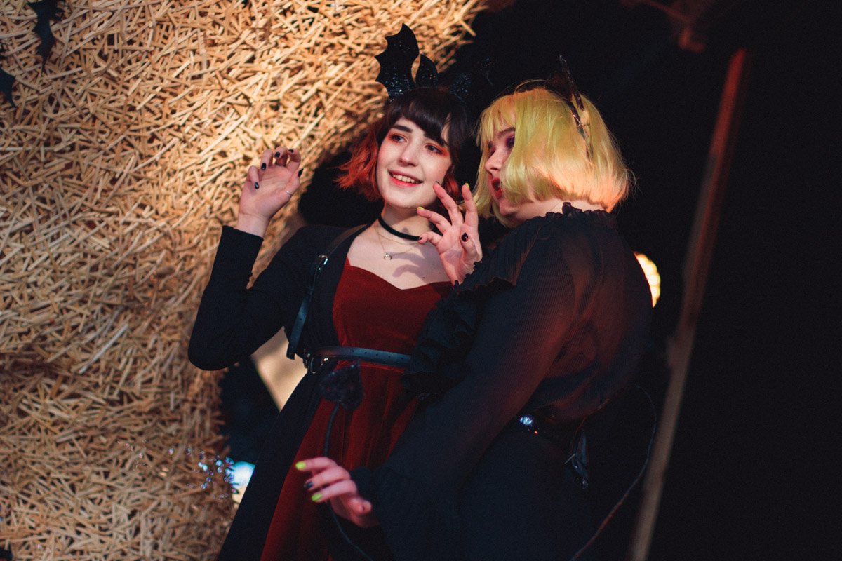 Украинские девушки прекрасны даже в самых жутких костюмах Украинские девушки прекрасны даже в самых жутких костюмах