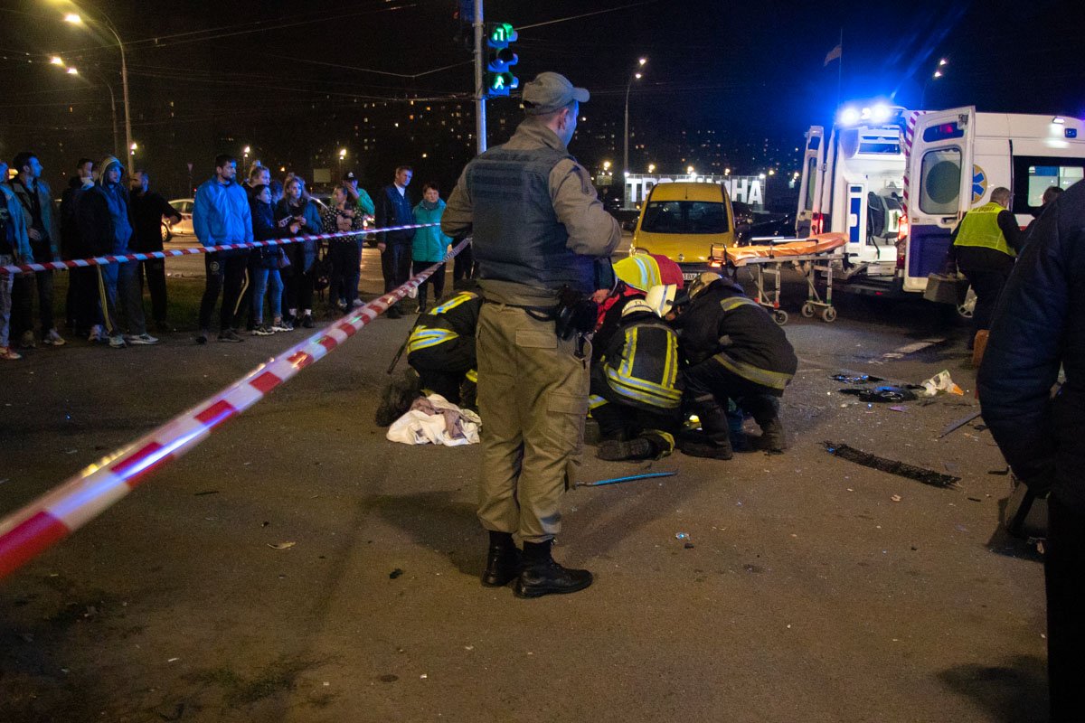 На Троещине случилось серьезное ДТП. Людей откачивали медики