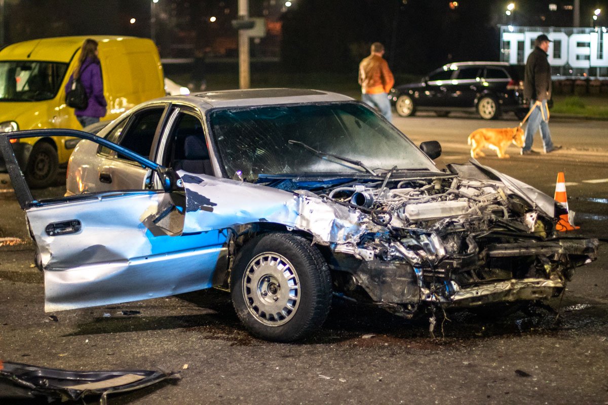 Водителя и пассажира Honda в тяжелом состоянии забрали в больницу 