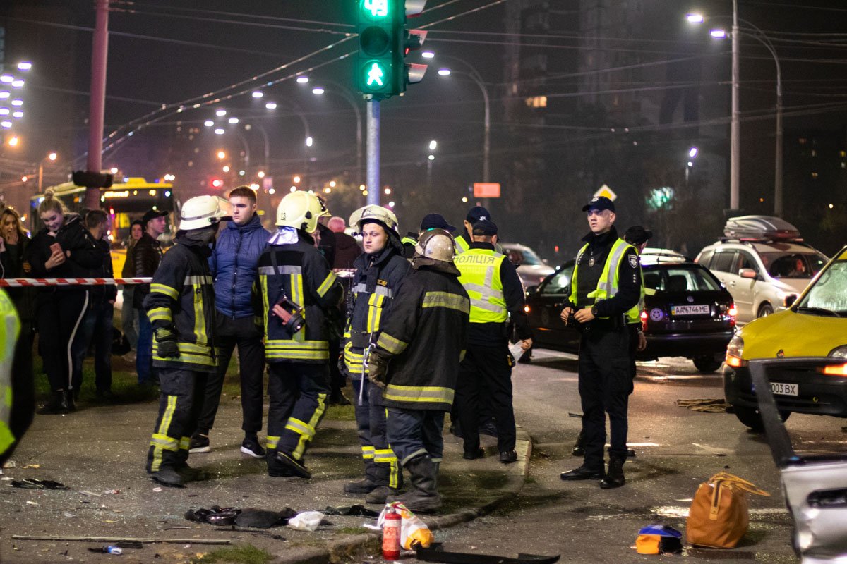 Пострадавших передавали врачам спасатели 