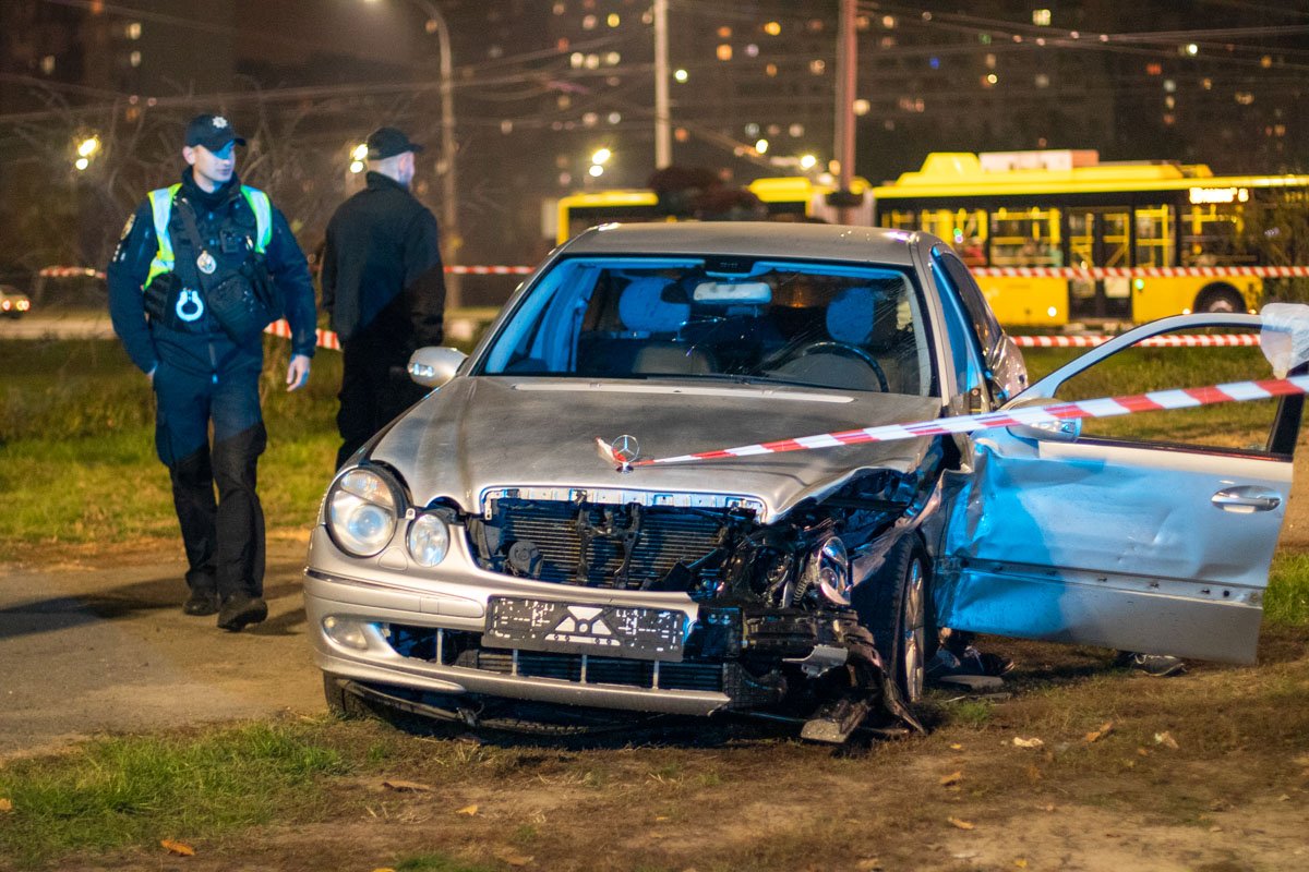 Mercedes после удара развернуло на 360 градусов и выбросило на тротуар 