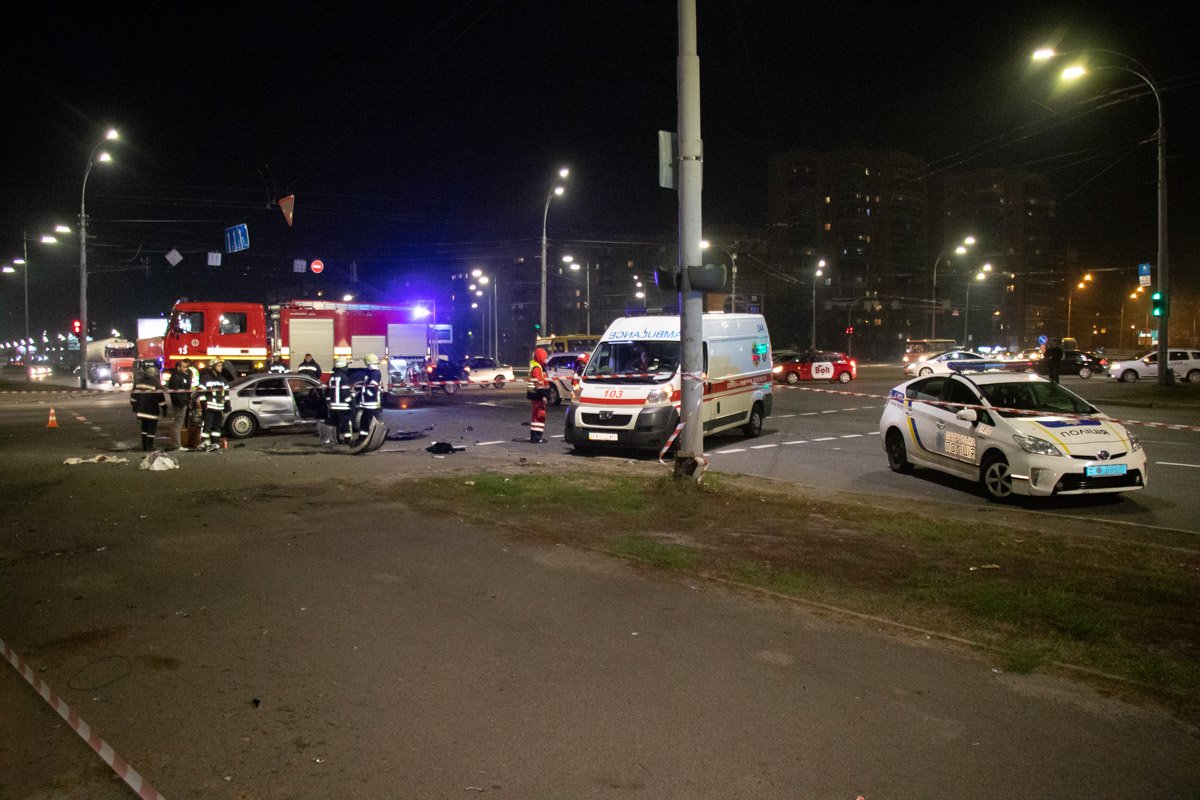 На месте работали патрульные, спасатели и медики 