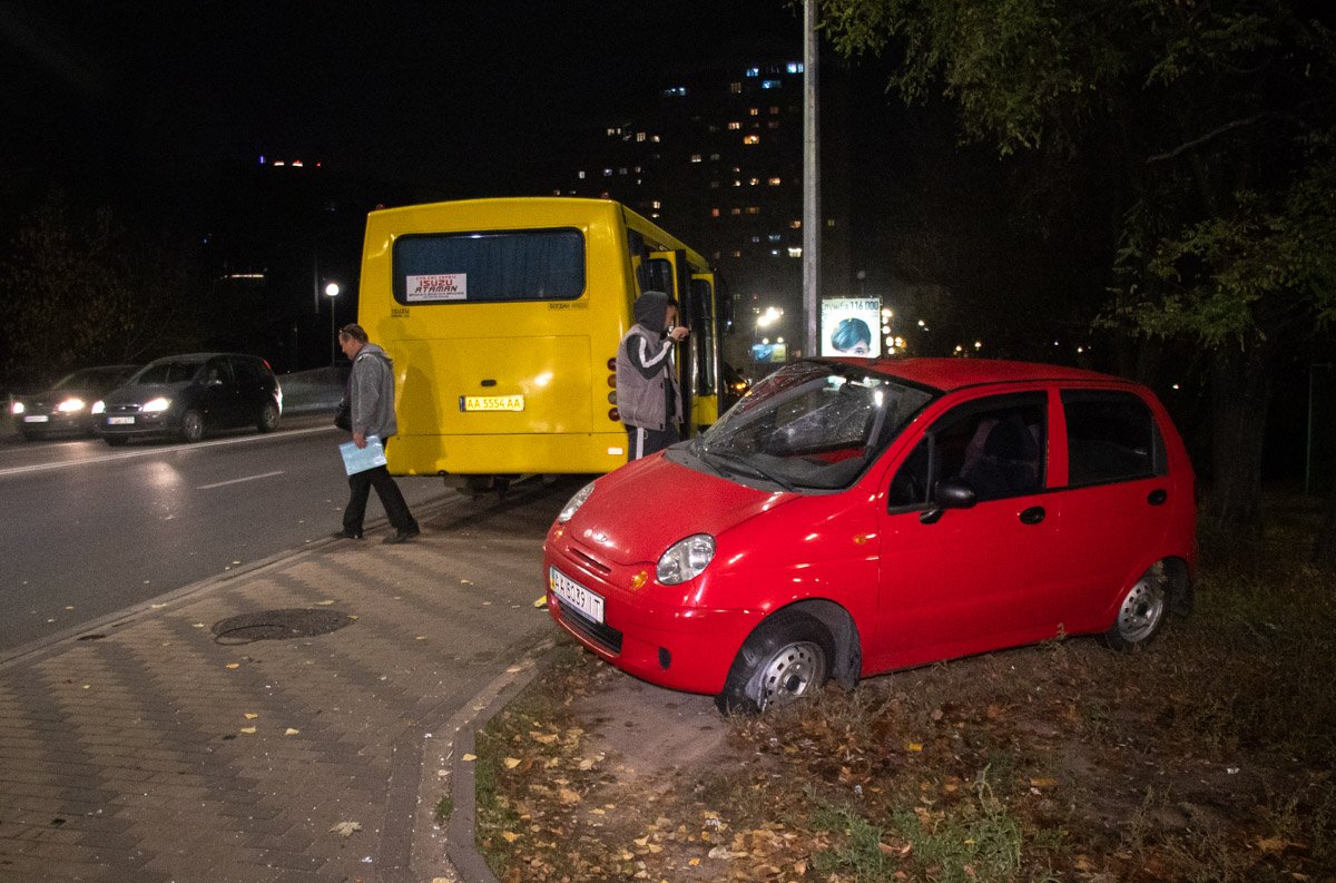 На Русановке автобус протаранил Matiz 