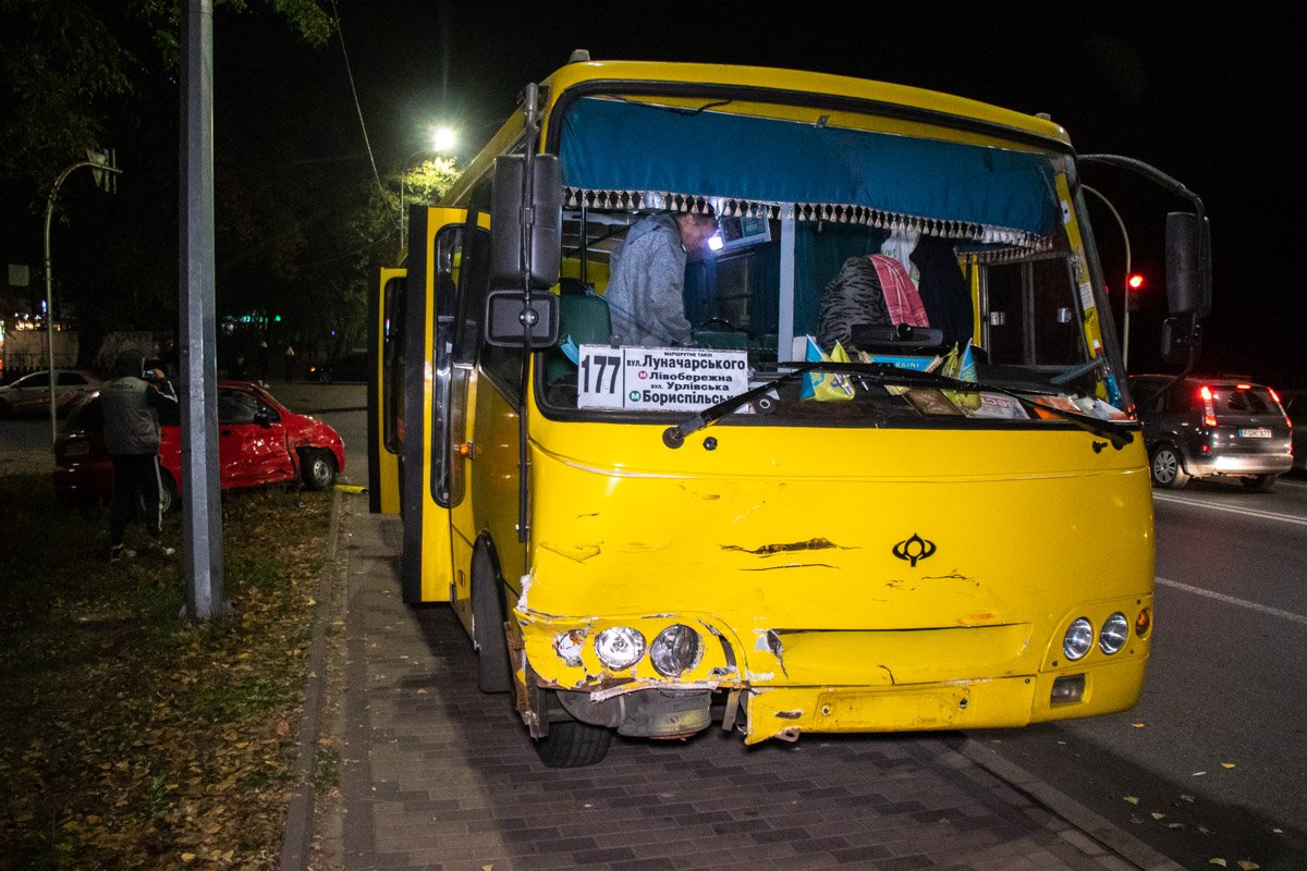 В салоне маршрутки №177 находились пассажиры. Они не пострадали 