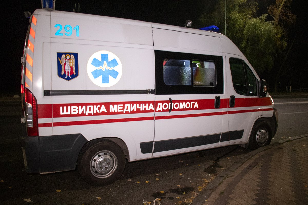 Водителя легкового авто забрали врачи 